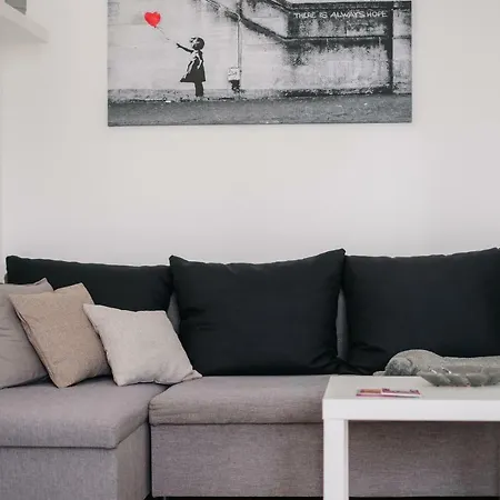 Metro Rondo Onz Apartment *